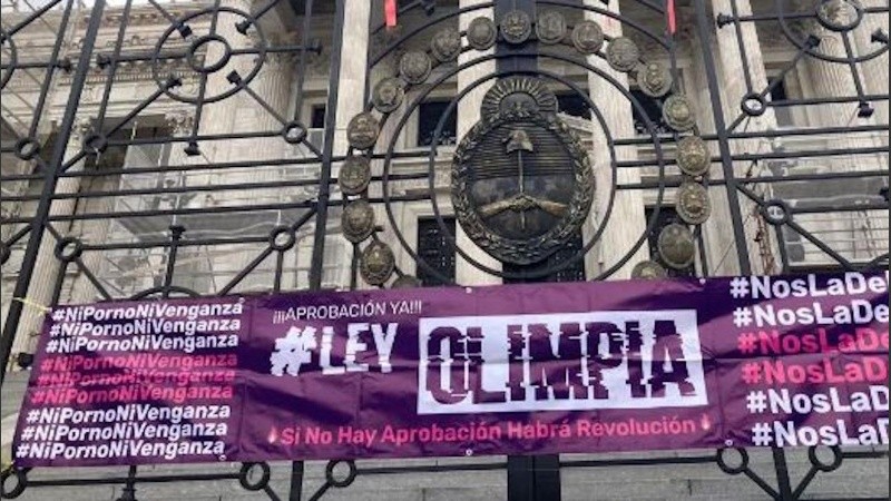 Se hizo a través del decreto 542/2023, que lleva las firmas del presidente Alberto Fernández; el jefe de Gabinete, Agustín Rossi; y la ministra de las Mujeres, Géneros y Diversidad, Ayelén Mazzina.