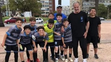 La foto del Loco Bielsa con los chicos categoría 2012 de Estrella del Sur, un club de Montevideo.