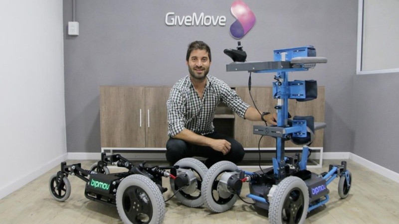 Alejandro Bisi, uno de los reconocidos, desarrolla bipedestadores motorizados para personas con discapacidad.