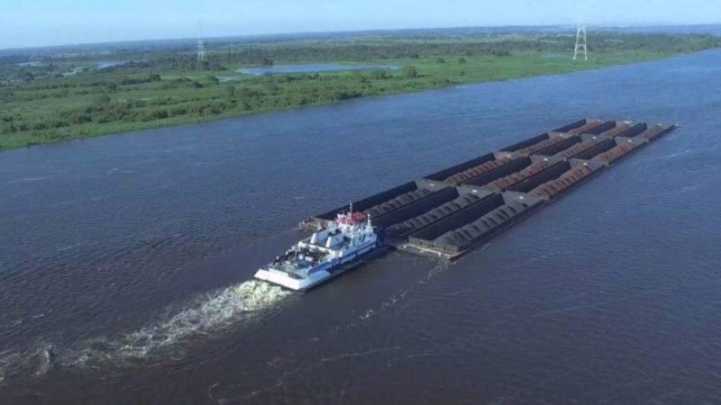 La hidrovía es la principal ruta de salida de la soja argentina