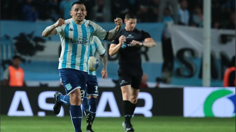 Vecchio jugó media hora y fue figura de Racing en la victoria sobre Boca: gol, asistencia y dardos para todos lados.