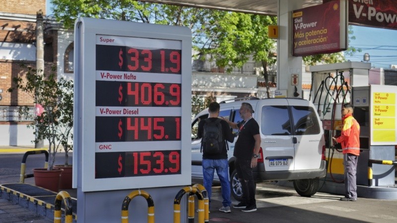Los nuevos valores de los combustibles de Shell en Rosario, reflejados este miércoles en cartelería.