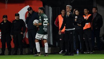 Sarmiento se quedó sin técnico y quedó muy comprometido con el descenso.