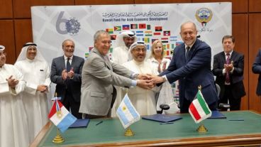 Los gobernadores en la firma del primer tramo del crédito.