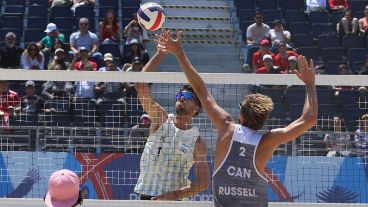 Nico Capogrosso trata de romper el bloqueo canadiense en Santiago 2023.