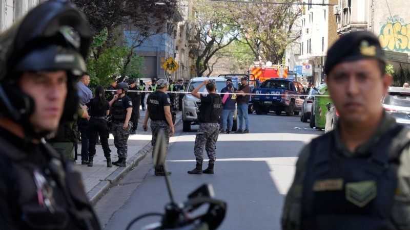 El despliegue se centró alrededor de una Hilux blanca estacionada en San Luis al 700.