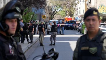 El despliegue se centró alrededor de una Hilux blanca estacionada en San Luis al 700.
