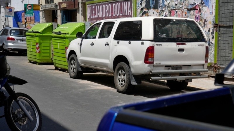 El despliegue se centró alrededor de una Hilux blanca estacionada en San Luis al 700.