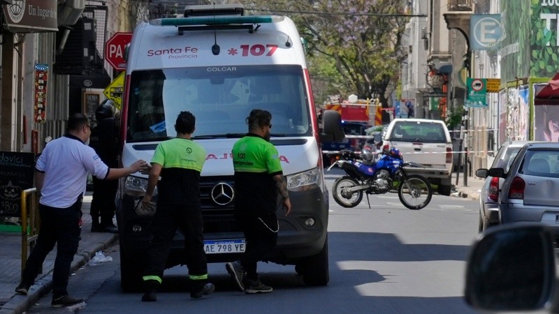 El despliegue se centró alrededor de una Hilux blanca estacionada en San Luis al 700.