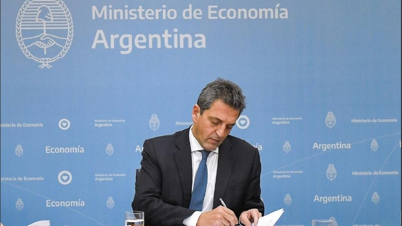 El ministro de Economía garantizó el pronto suministro tras la rúbrica con operadores.