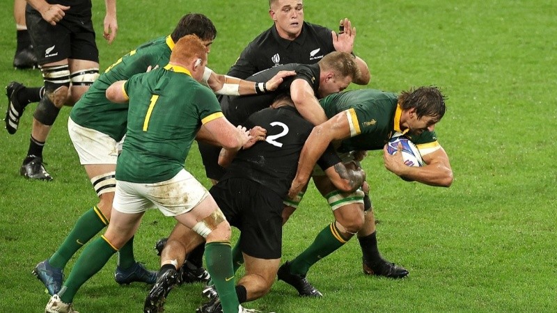 Etzebeth intenta romper la defensa en el inicio del partido.