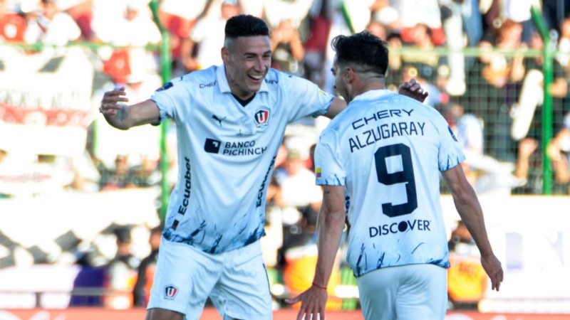 Festejo argentino. Caramelo Martínez celebra con Alzugaray, autor de un golazo.