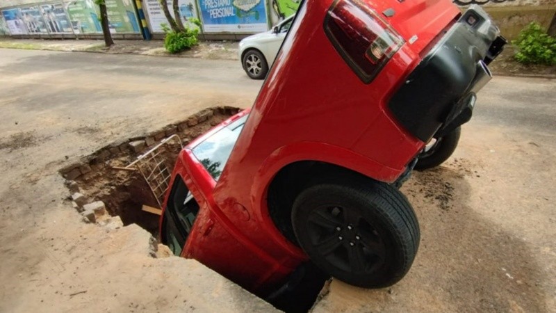 La camioneta cayó en el pozo cuando el conductor buscaba estacionar.