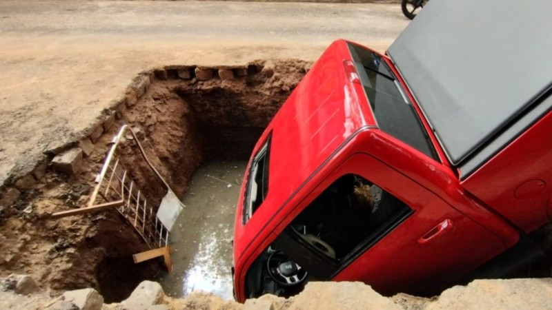 La camioneta cayó en el pozo cuando el conductor buscaba estacionar.