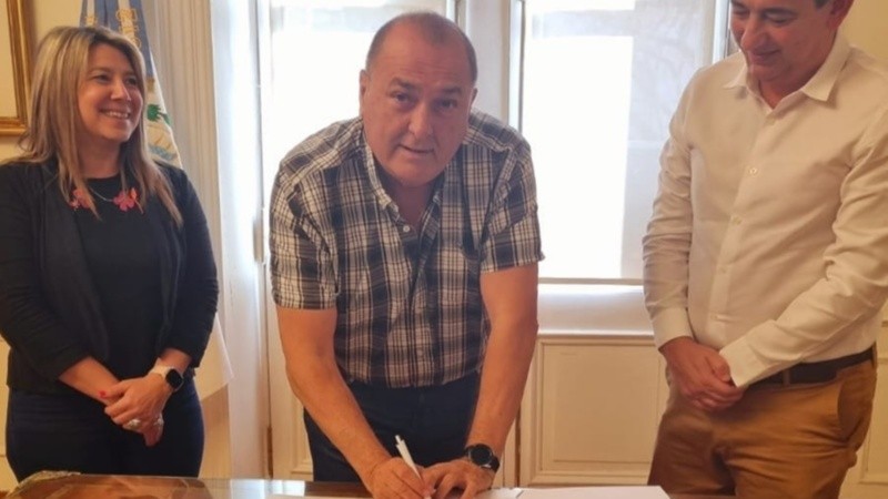 Ratner junto al intendente en la firma del acuerdo.