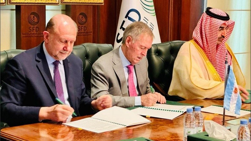El acuerdo fue rubricado por los gobernadores Omar Perotti (Santa Fe), Juan Schiaretti (Córdoba) y representante del Fondo Saudí para el Desarrollo, el sultán Abdulrahman Al-Marshad