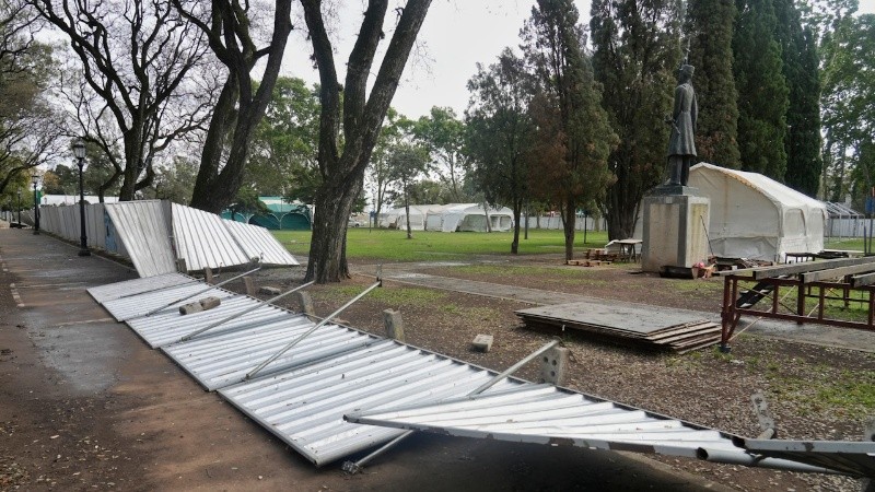 El viento voló chapas del vallado de seguridad de Colectividades.