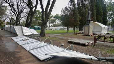 El viento voló chapas del vallado de seguridad de Colectividades.