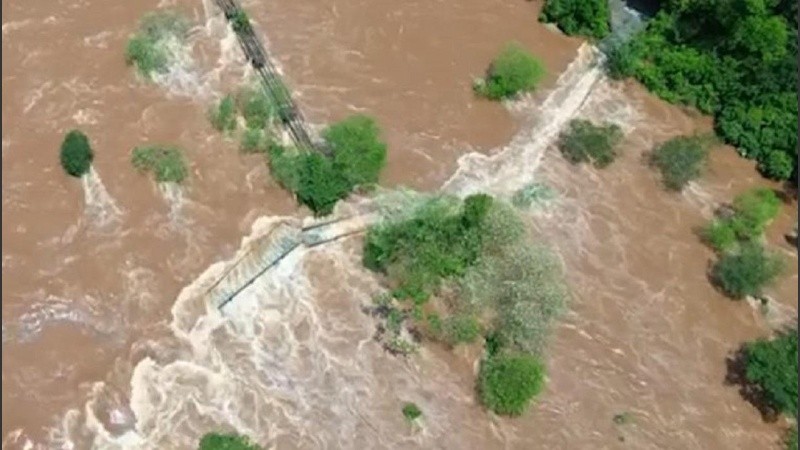 Pasarelas dentro del Parque Nacional sufrieron daños a raíz de la feroz crecida del río Iguazú.
