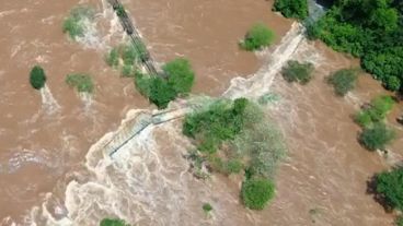 Pasarelas dentro del Parque Nacional sufrieron daños a raíz de la feroz crecida del río Iguazú.