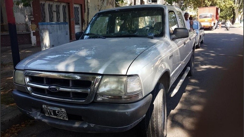 Se trata de una Ford Ranger modelo 2002 color gris.