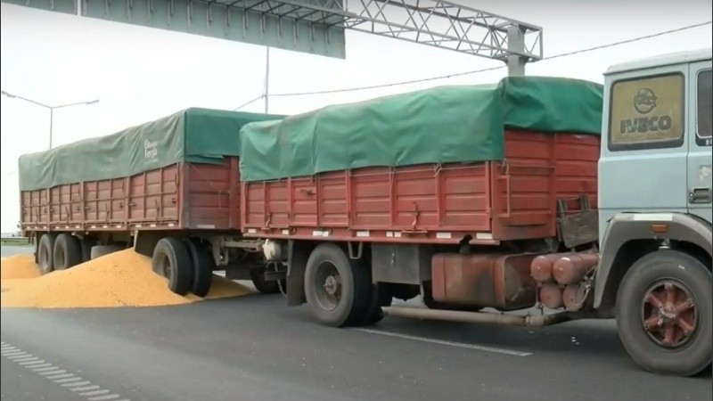 El camión interceptado por los boquilleros en Circunvalación y Uriburu.