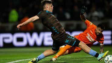 Sin brillar, Hoyos sostuvo al equipo con un par de buenas atajadas.