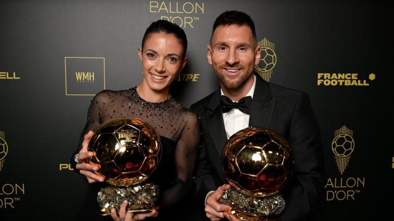Lionel Messi junto a Aitana Bonmatí tras la entrega del galardón.
