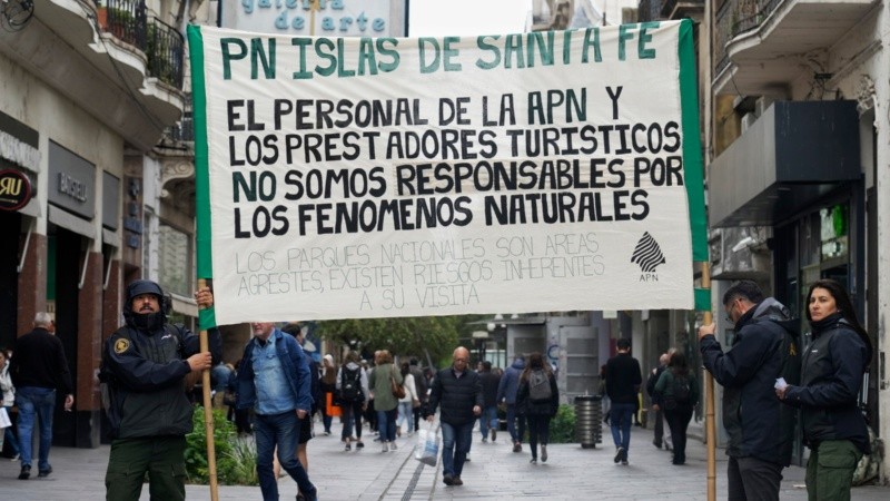 La protesta se realizó este martes a la mañana en la peatonal Córdoba y Entre Ríos.