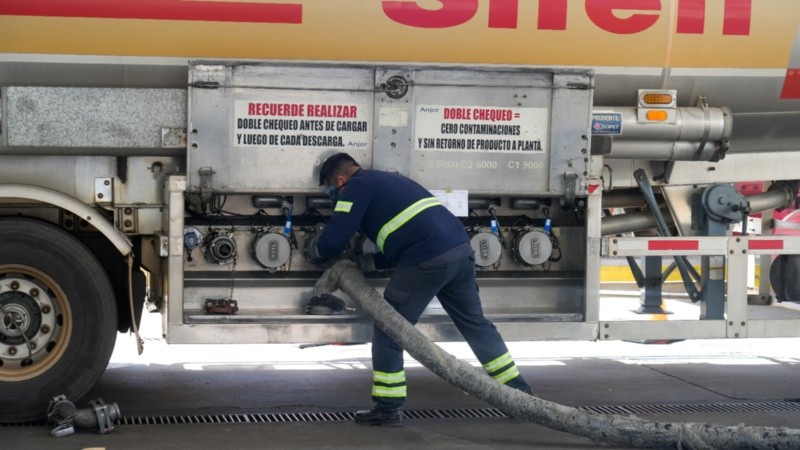 Un camión descargando combustible en una estación Shell de Rosario, el último lunes.