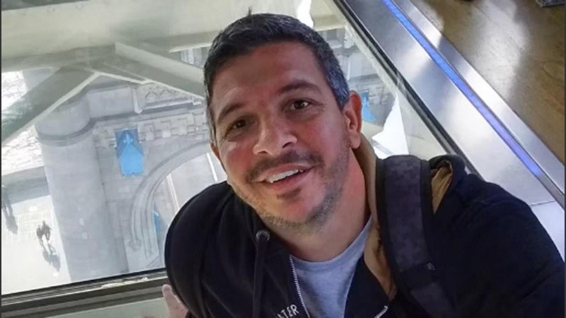 La excarcelación no interrumpe ni modifica la prosecución de las causas en las que está implicado.