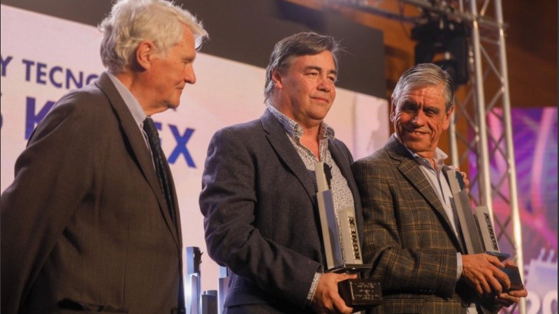 Vila y De Mendoza tras recibir sus premios Konex de Platino en Buenos Aires.