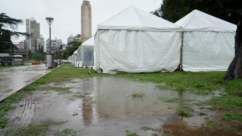 Así estaba este jueves a media mañana el predio donde se montaron las carpas de las distintas colectividades.