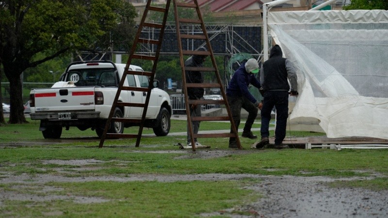 Así estaba este jueves a media mañana el predio donde se montaron las carpas de las distintas colectividades.