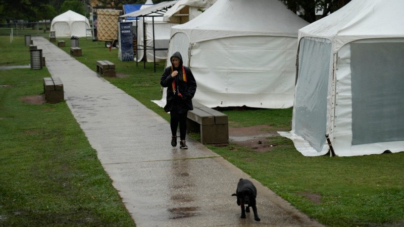 Así estaba este jueves a media mañana el predio donde se montaron las carpas de las distintas colectividades.