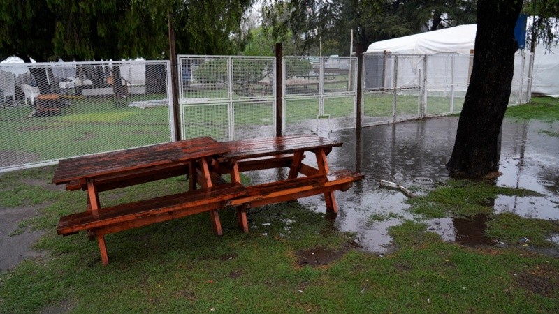 Así estaba este jueves a media mañana el predio donde se montaron las carpas de las distintas colectividades.