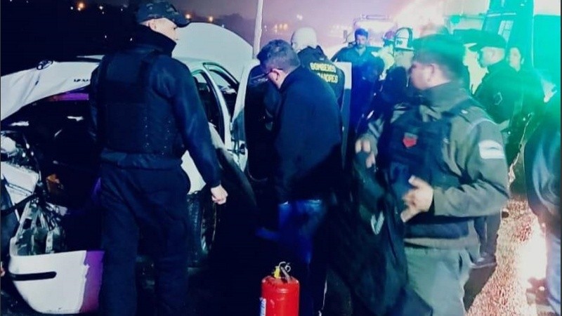 Los bomberos trabajando en el rescate de los gendarmes.