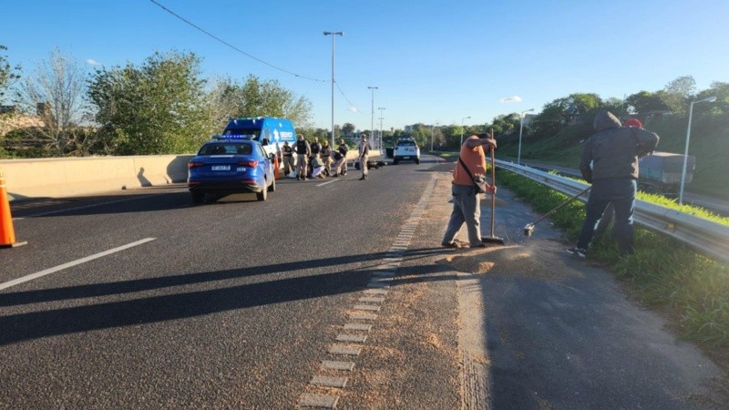 Personal del Sies asistiendo al prefecto que cayó de la moto.