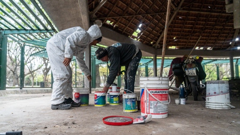 Tres pintores mezclaban el color para vestir nuevamente de gloria el predio que desde hace años se encuentra derruído.