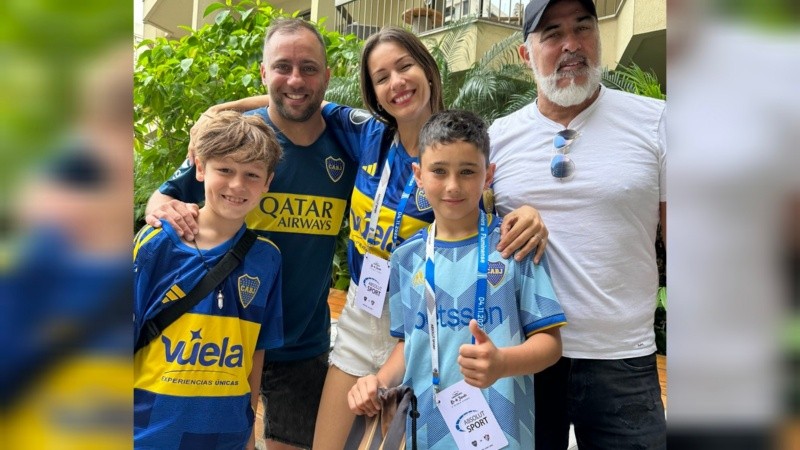 Pampita junto al chico antes de entrar a la cancha.