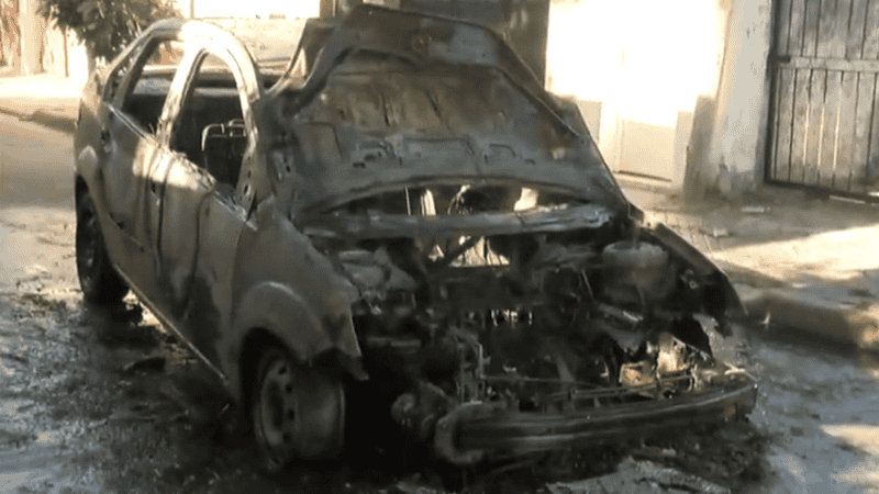 El auto incendiado era un Ford Fiesta modelo 2005.