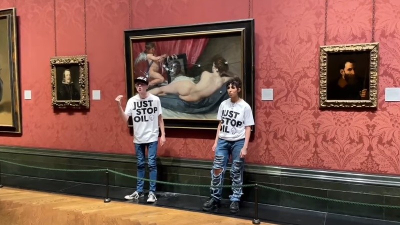 Los militantes de 20 y 22 años entraron al museo y golpearon con un martillo la protección de la 