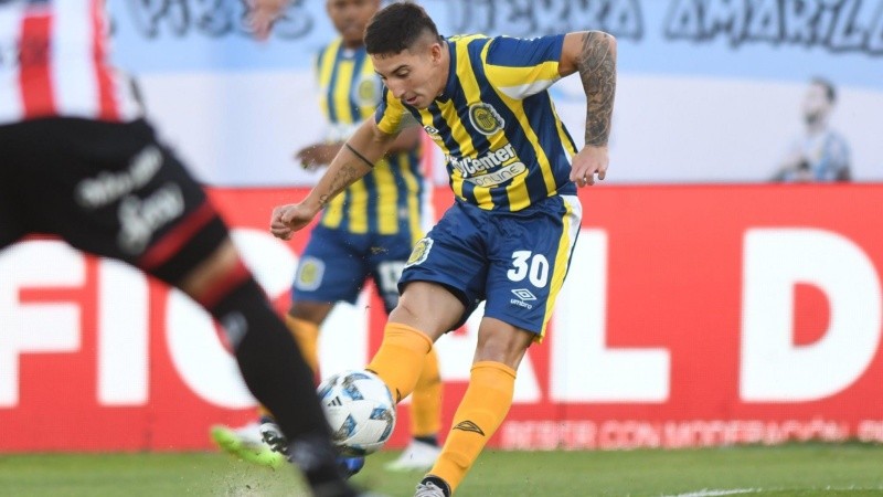 Tomás O'Connor controla la pelota en los primeros minutos del partido.