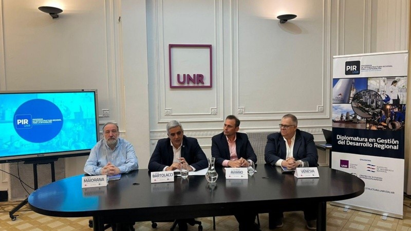 Autoridades presentando la nueva diplomatura de la UNR