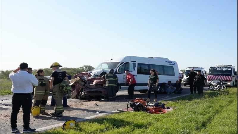 El hombre que manejaba el auto rojo quedó atrapado y falleció en el lugar.