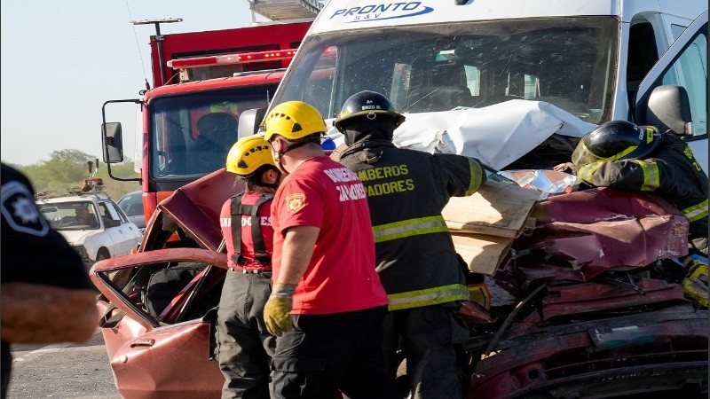 El hombre que manejaba el auto rojo quedó atrapado y falleció en el lugar.