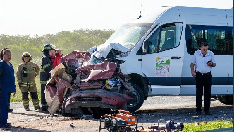 El hombre que manejaba el auto rojo quedó atrapado y falleció en el lugar.