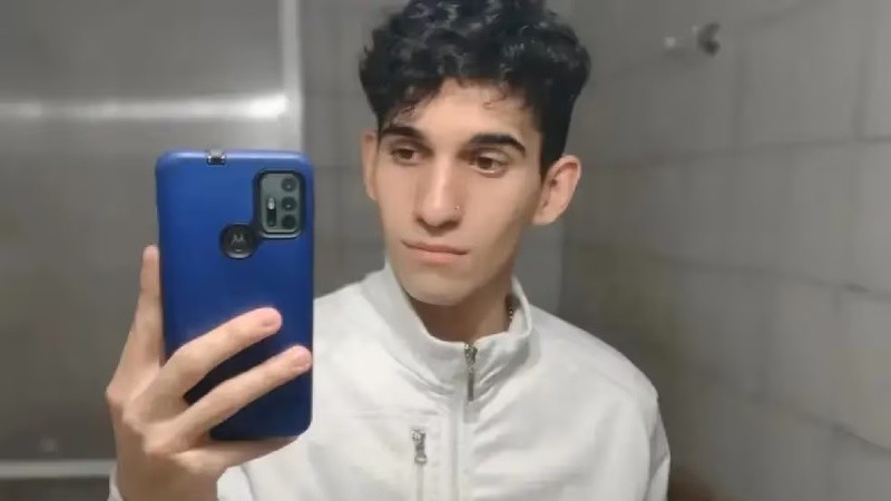 Lautaro cayó al suelo, momento en el que otro joven le habría propinado una salvaje patada en la cabeza.