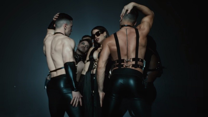 Con pantalón de cuero y lentes oscuros, Wanda muestra distintos lujos en el video de 