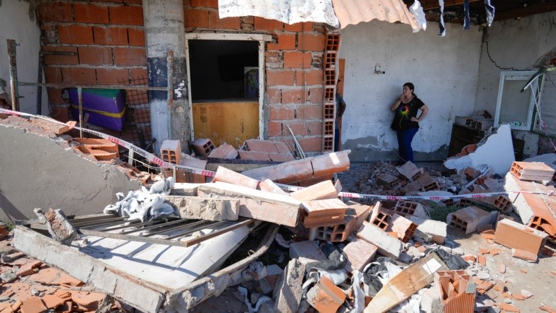 La casa  que fue destruida tras ser embestida por un patrullero policial.